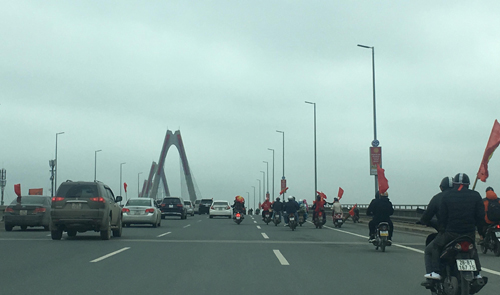 Xe cộ ùn ùn đổ ra đường đón U23 Việt Nam về nước 2