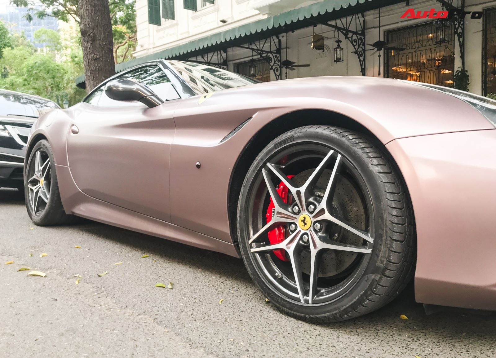 Ferrari California T của đại gia đồng hồ sơn lại màu độc 5