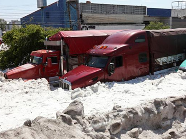 Ba chiếc xe tải hạng nặng kẹt trong lớp băng dày. Ảnh: Reuters